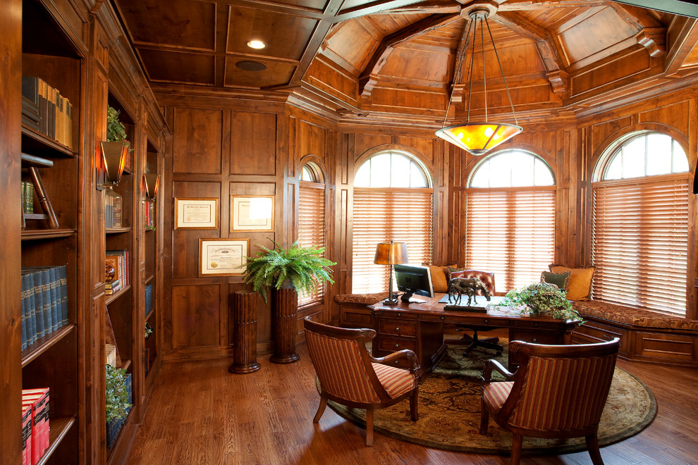 This is an example of a traditional home office in Cincinnati.