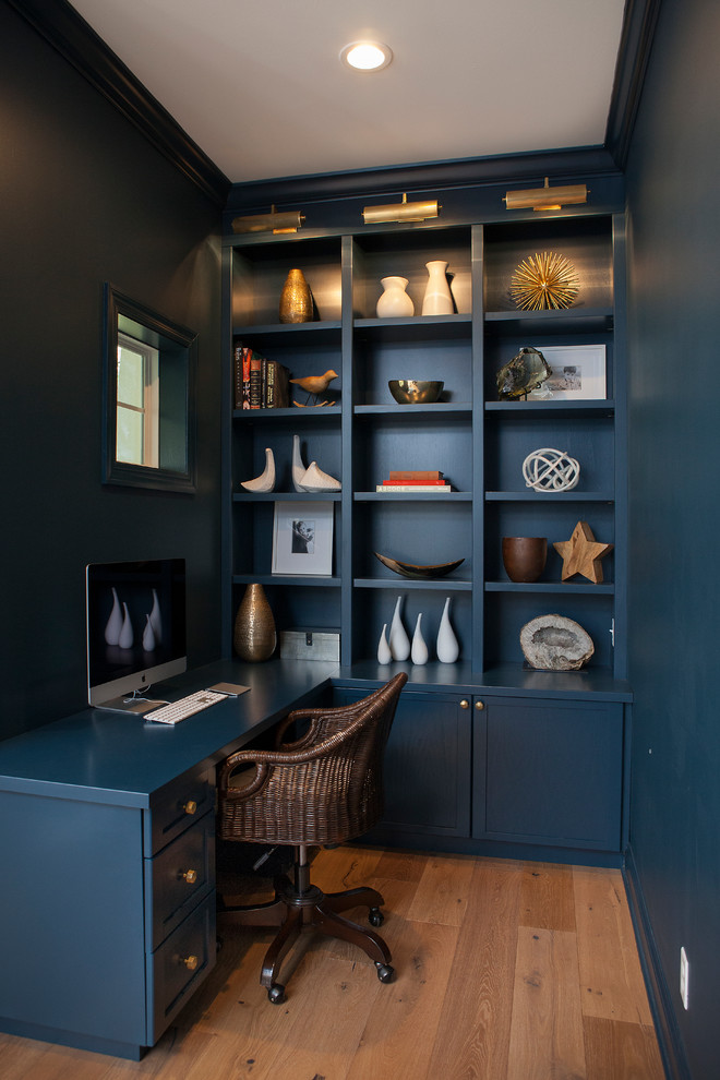 セントルイスにある中くらいなトランジショナルスタイルのおしゃれな書斎 (青い壁、無垢フローリング、暖炉なし、造り付け机) の写真