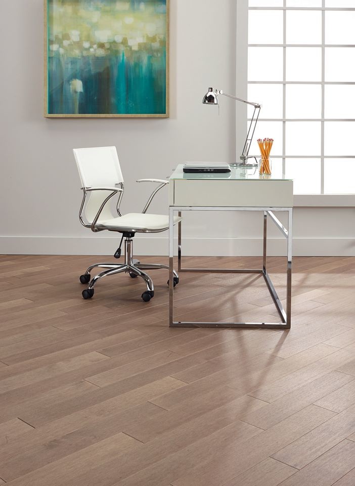 Ejemplo de despacho moderno de tamaño medio con paredes blancas, suelo de madera clara y escritorio independiente