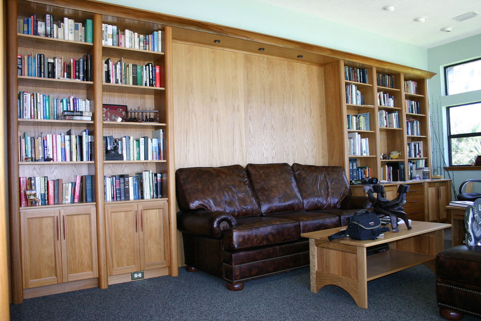 Exemple d'un bureau exotique de taille moyenne avec un mur bleu, moquette et un sol bleu.