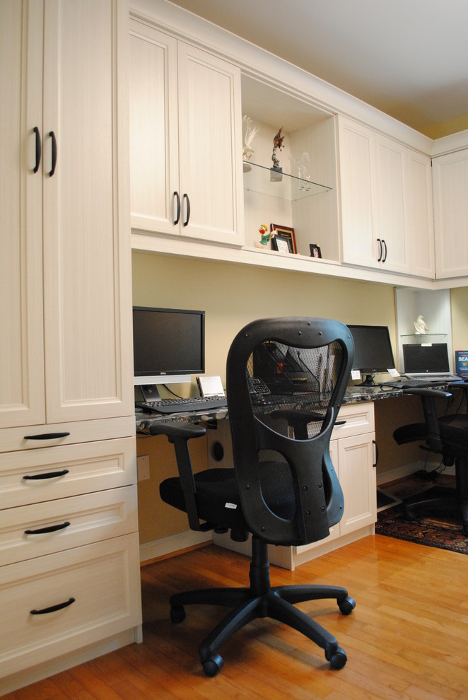 Foto de despacho bohemio con suelo de madera en tonos medios, escritorio empotrado y paredes beige
