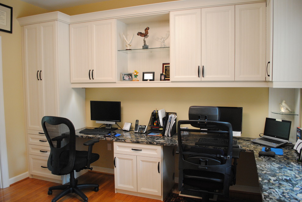 Ispirazione per un ufficio boho chic con pareti gialle, pavimento in legno massello medio e scrivania incassata