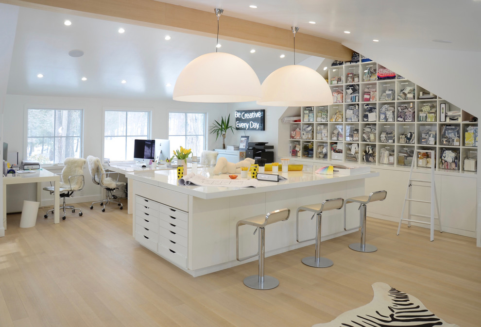 Modernes Arbeitszimmer mit Studio, weißer Wandfarbe, hellem Holzboden, freistehendem Schreibtisch und beigem Boden in New York
