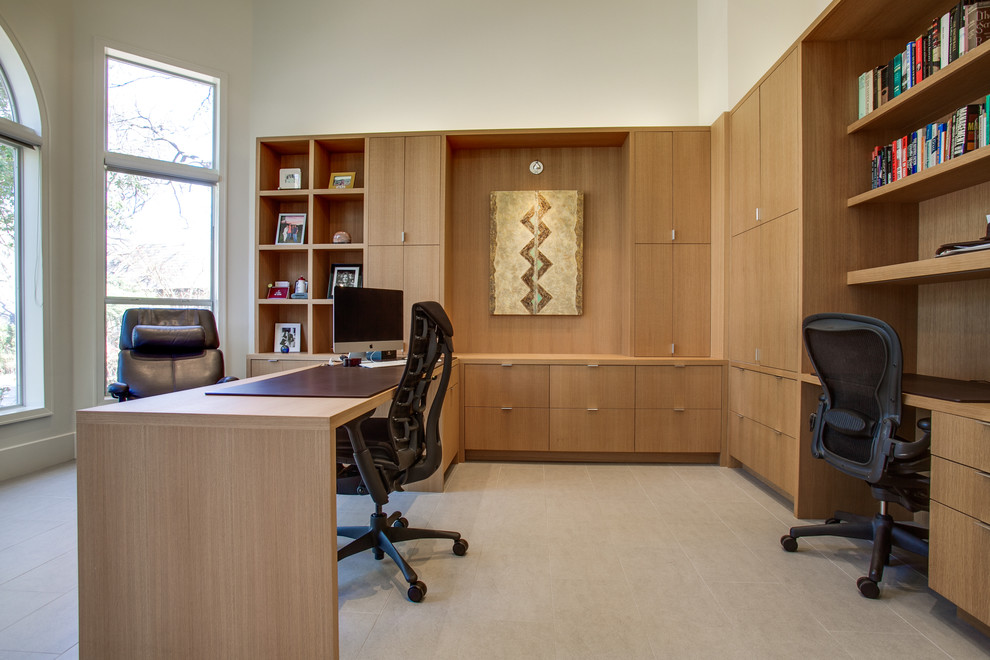 ダラスにある広いコンテンポラリースタイルのおしゃれなホームオフィス・書斎 (白い壁、造り付け机、セラミックタイルの床) の写真