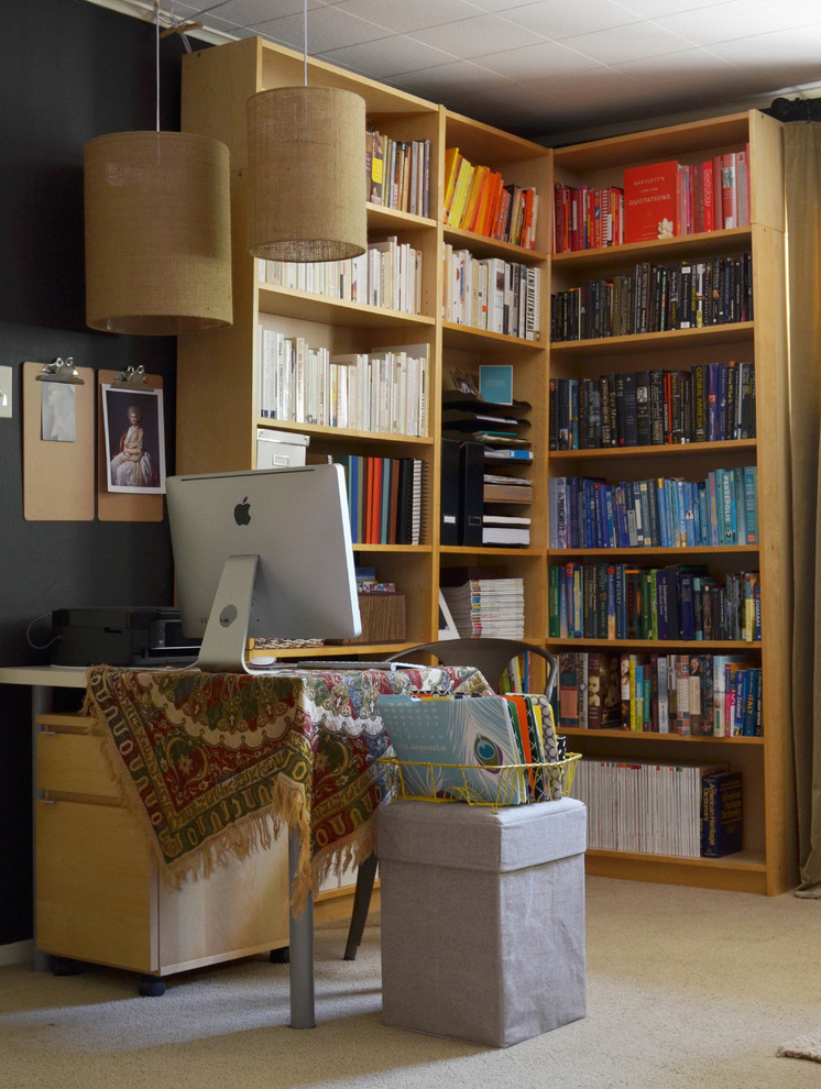 Idee per uno studio boho chic con pareti nere, moquette e scrivania autoportante