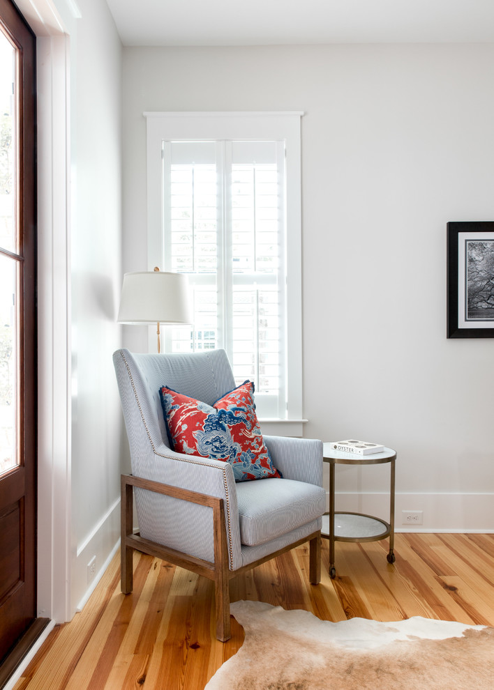 Mittelgroßes Klassisches Arbeitszimmer mit weißer Wandfarbe, hellem Holzboden und beigem Boden in Charleston