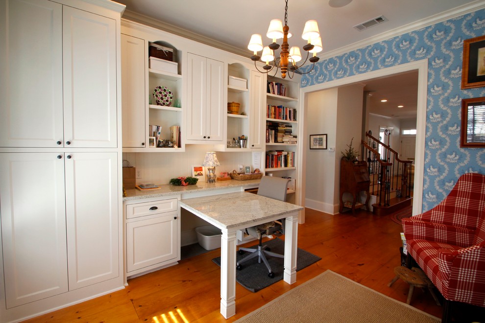 Пример оригинального дизайна: кабинет в классическом стиле с встроенным рабочим столом
