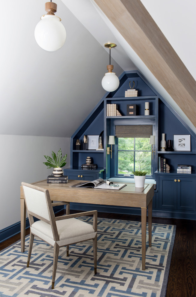 На фото: рабочее место в стиле неоклассика (современная классика) с синими стенами, темным паркетным полом, отдельно стоящим рабочим столом и коричневым полом