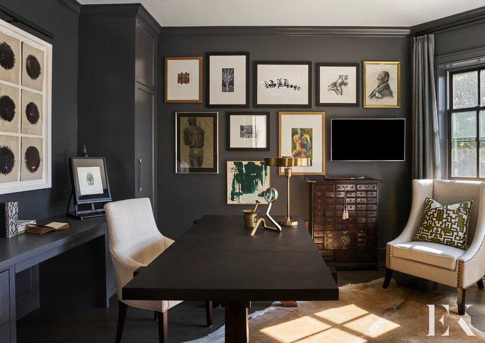 Diseño de despacho tradicional renovado de tamaño medio sin chimenea con paredes negras, suelo de madera oscura, escritorio independiente y suelo marrón