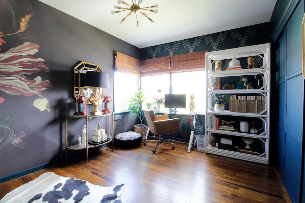 Cette photo montre un bureau chic de taille moyenne avec un mur multicolore, un sol en bois brun et un bureau indépendant.