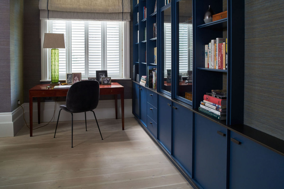 Großes Klassisches Lesezimmer ohne Kamin mit brauner Wandfarbe und freistehendem Schreibtisch in London