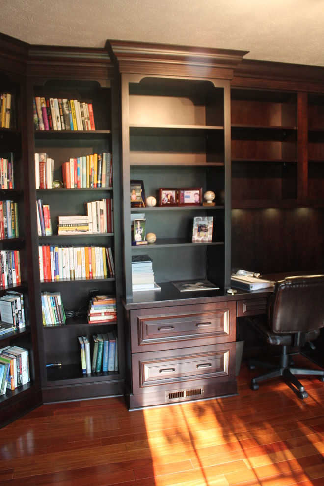 Idées déco pour un bureau classique de taille moyenne avec un mur beige, un sol en bois brun, aucune cheminée et un bureau intégré.