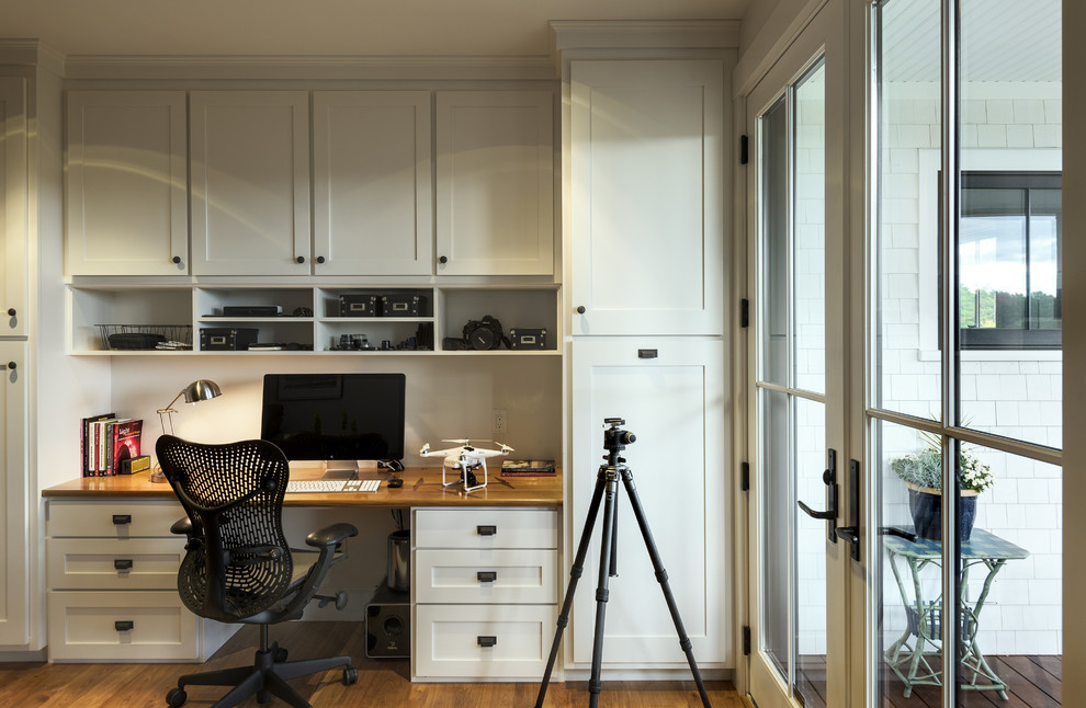 Inspiration pour un petit bureau traditionnel avec un mur blanc, un sol en bois brun, aucune cheminée et un bureau intégré.