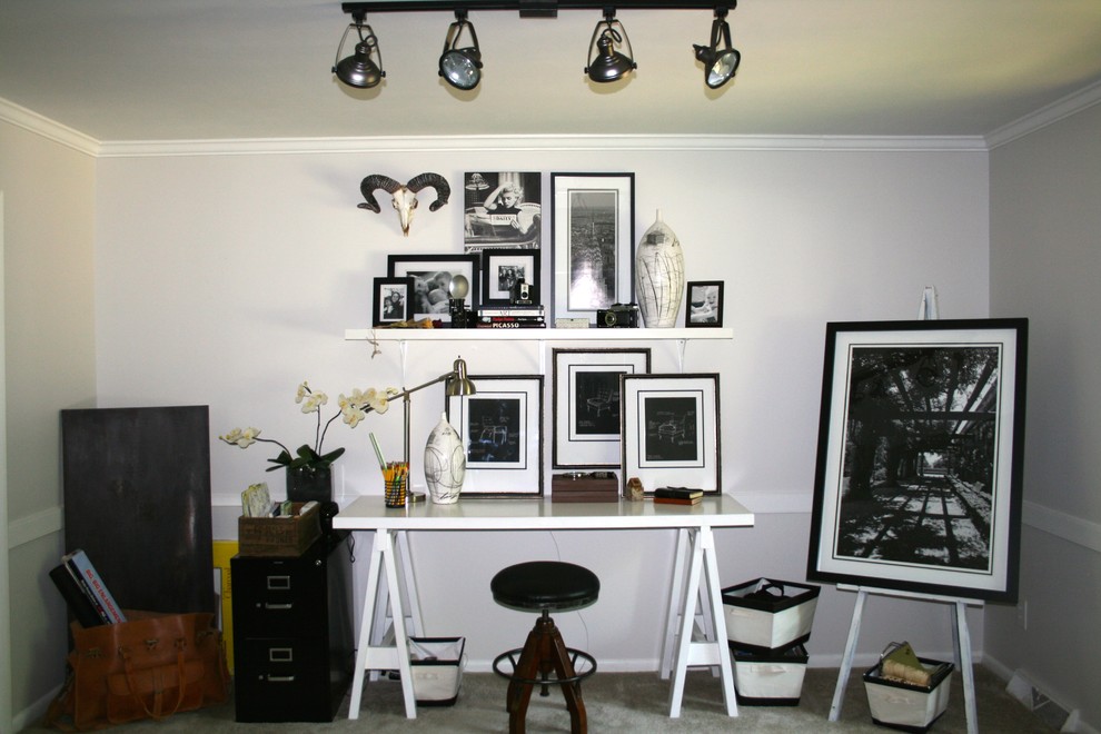 ローリーにあるエクレクティックスタイルのおしゃれなホームオフィス・書斎 (自立型机) の写真