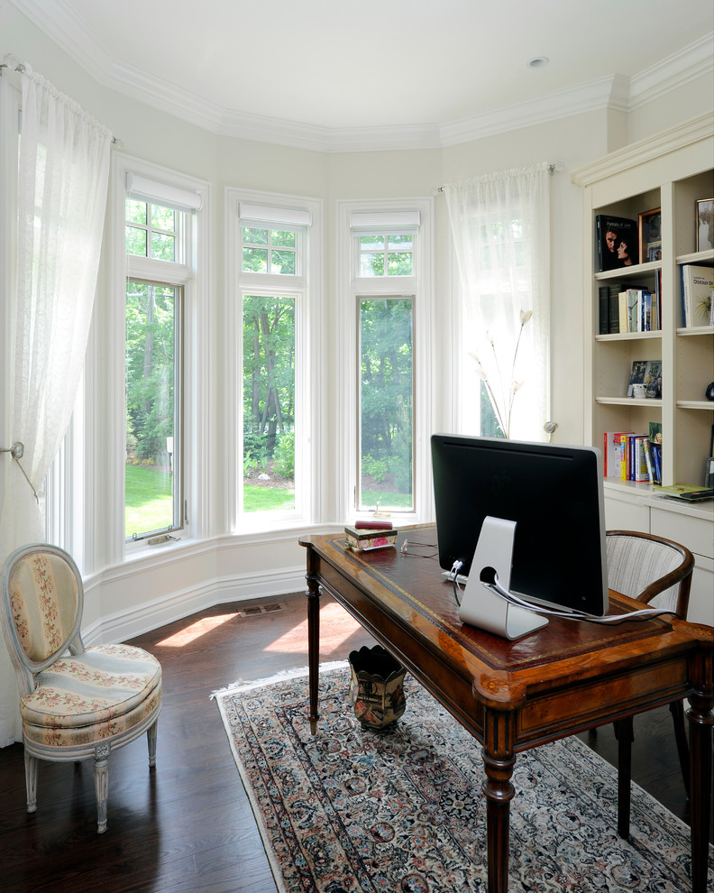 Modelo de despacho clásico de tamaño medio con paredes blancas, suelo de madera oscura y escritorio independiente
