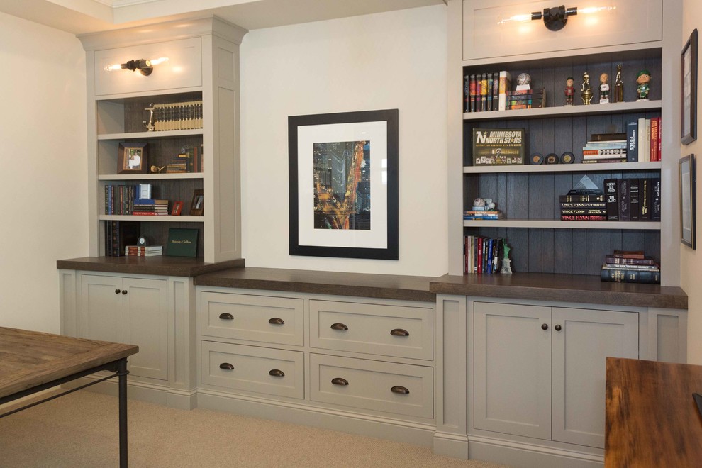 Mittelgroßes Klassisches Arbeitszimmer mit beiger Wandfarbe, Teppichboden, freistehendem Schreibtisch und beigem Boden in San Diego