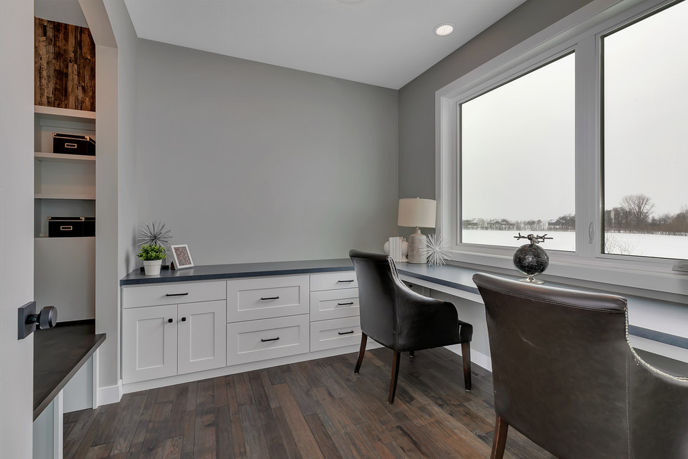 Esempio di un ufficio minimalista di medie dimensioni con pareti grigie, pavimento in legno massello medio, scrivania incassata e pavimento marrone