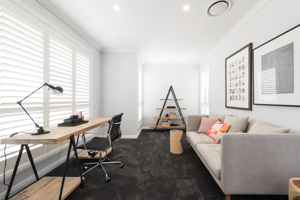 Modernes Arbeitszimmer mit weißer Wandfarbe, Teppichboden und freistehendem Schreibtisch in Sydney