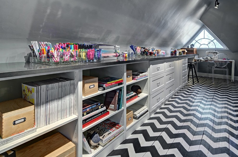 ミネアポリスにあるエクレクティックスタイルのおしゃれなホームオフィス・書斎 (マルチカラーの床) の写真