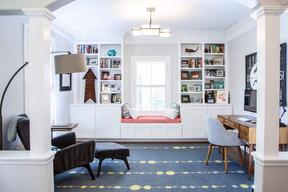 デンバーにあるカントリー風のおしゃれな書斎 (グレーの壁、濃色無垢フローリング、自立型机、茶色い床) の写真