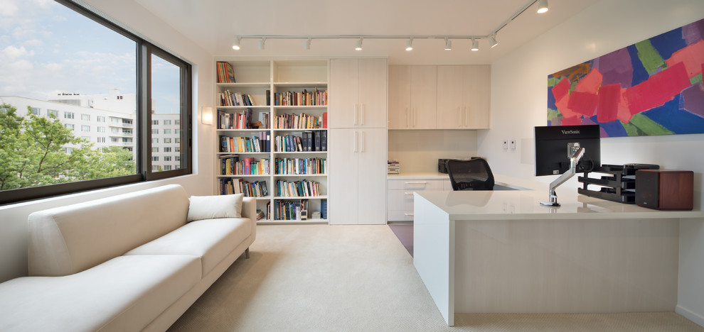 Idee per uno studio minimal con pareti bianche, moquette, scrivania incassata e pavimento bianco