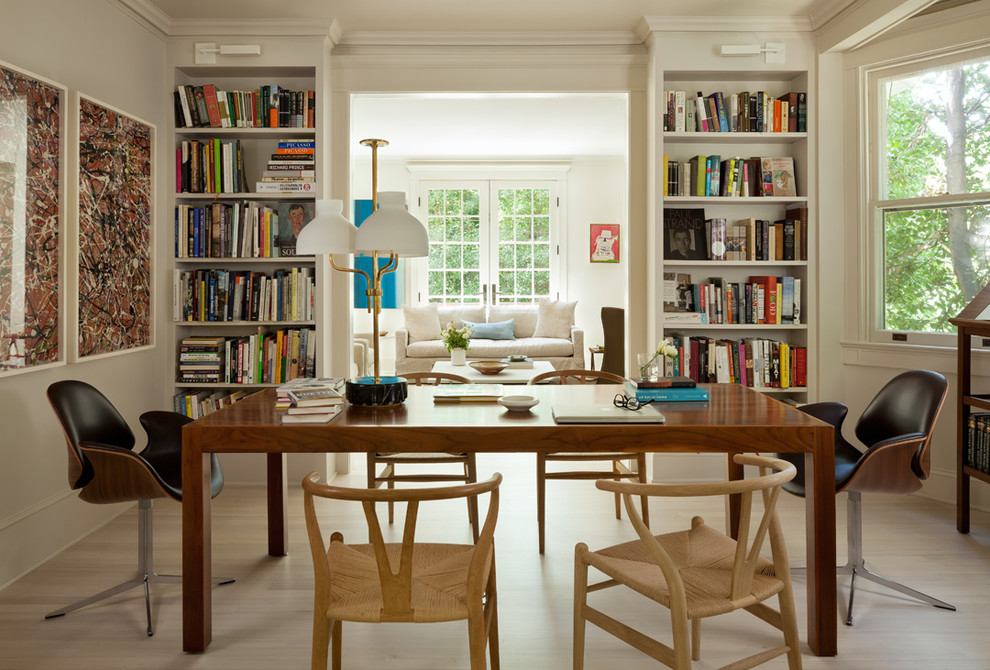 Idee per uno studio tradizionale con pareti bianche, parquet chiaro, scrivania autoportante e pavimento beige