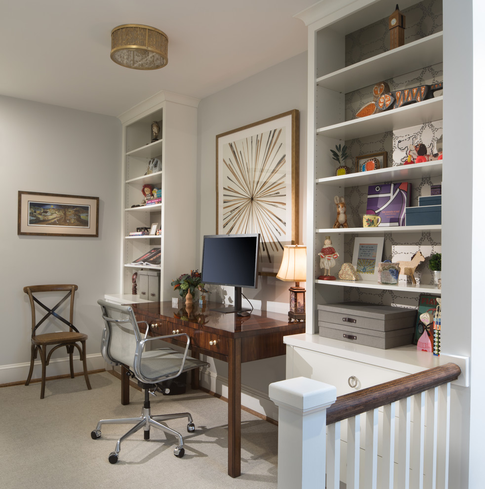 Стильный дизайн: маленький кабинет в классическом стиле с серыми стенами, паркетным полом среднего тона и отдельно стоящим рабочим столом для на участке и в саду - последний тренд