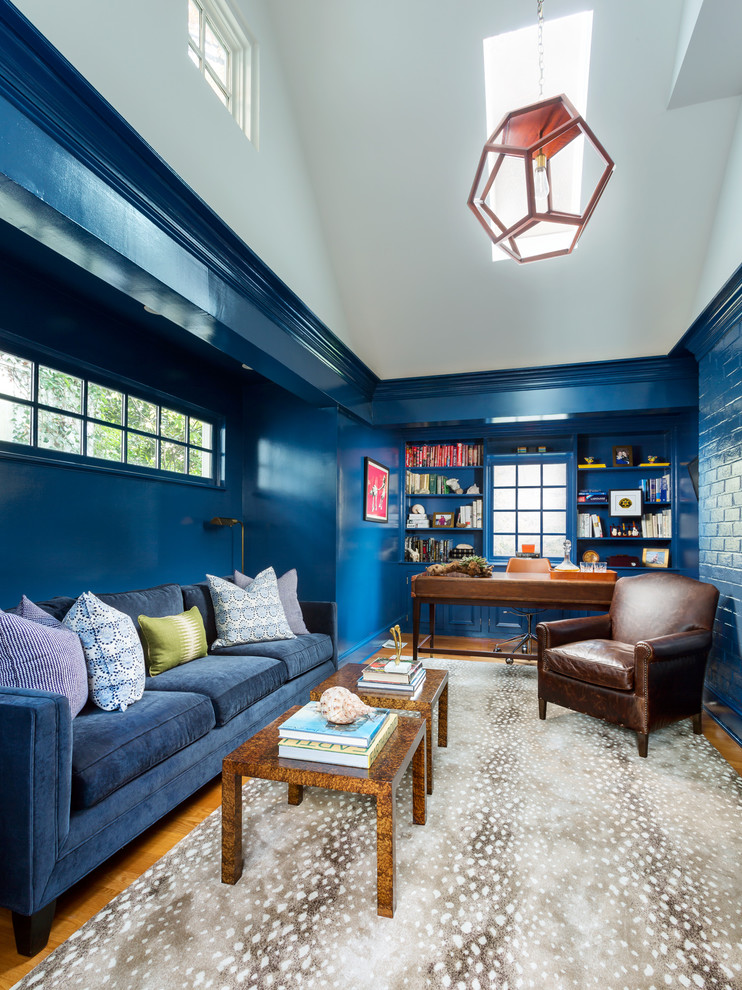 ボルチモアにある広いトランジショナルスタイルのおしゃれな書斎 (青い壁、無垢フローリング、自立型机) の写真