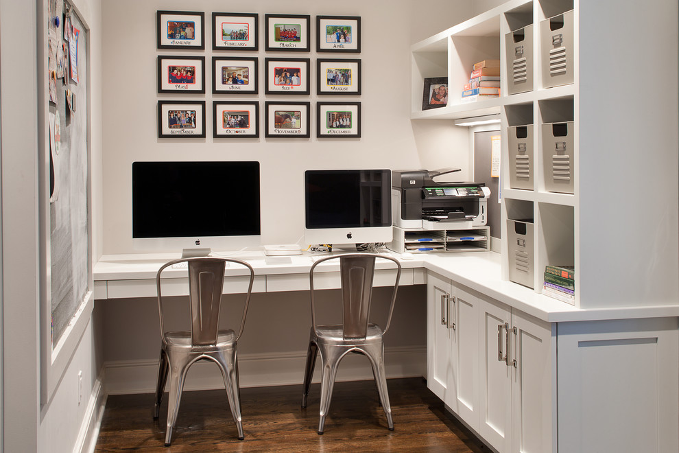 Стильный дизайн: кабинет в стиле неоклассика (современная классика) с серыми стенами, темным паркетным полом и встроенным рабочим столом - последний тренд