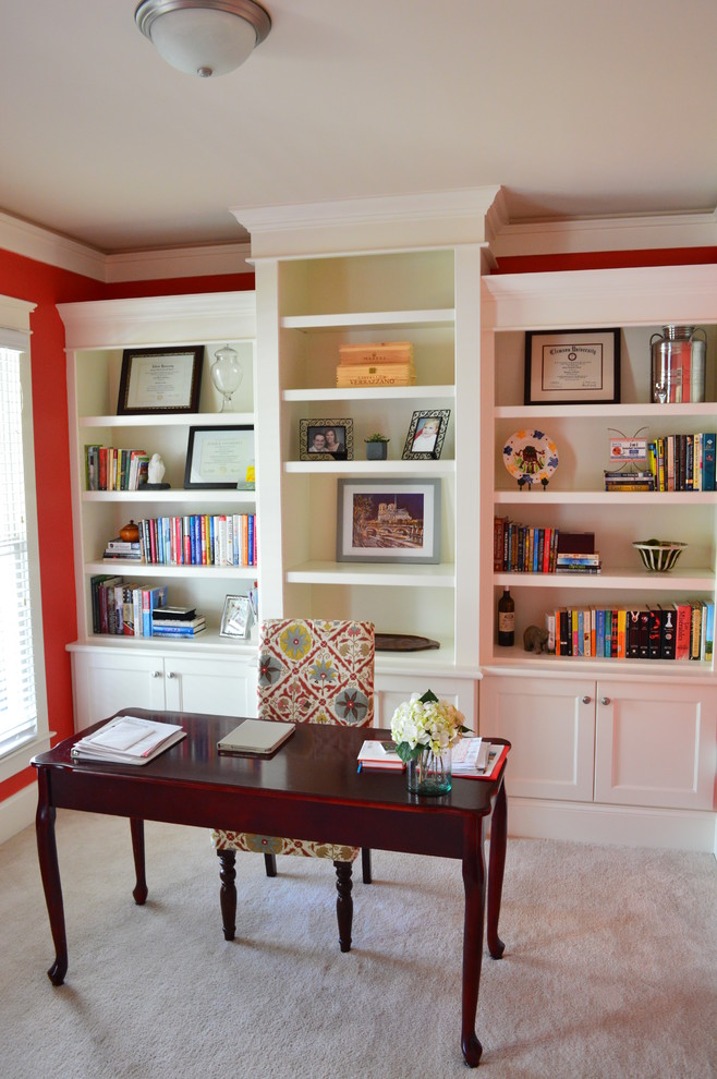 Foto di uno studio classico di medie dimensioni con pareti rosse, moquette e scrivania autoportante