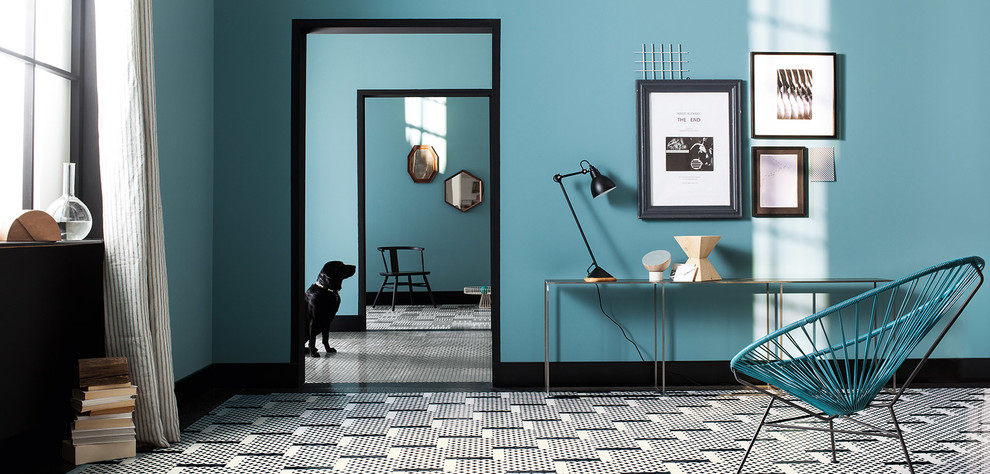 Idée de décoration pour un grand bureau design avec un mur bleu, un sol en carrelage de porcelaine et un bureau indépendant.