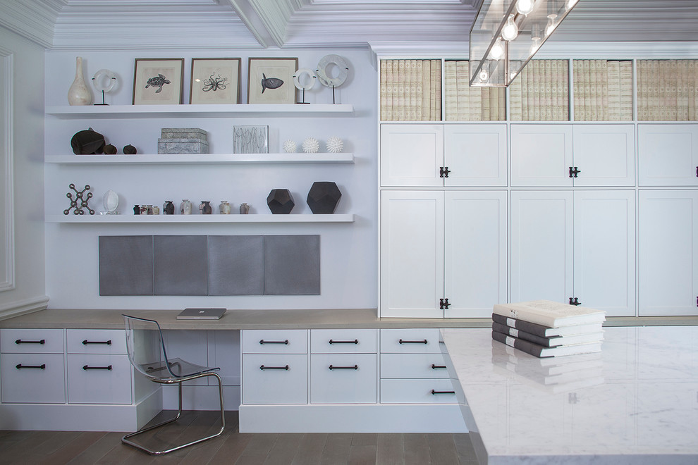 デトロイトにあるコンテンポラリースタイルのおしゃれなホームオフィス・書斎 (白い壁、造り付け机) の写真