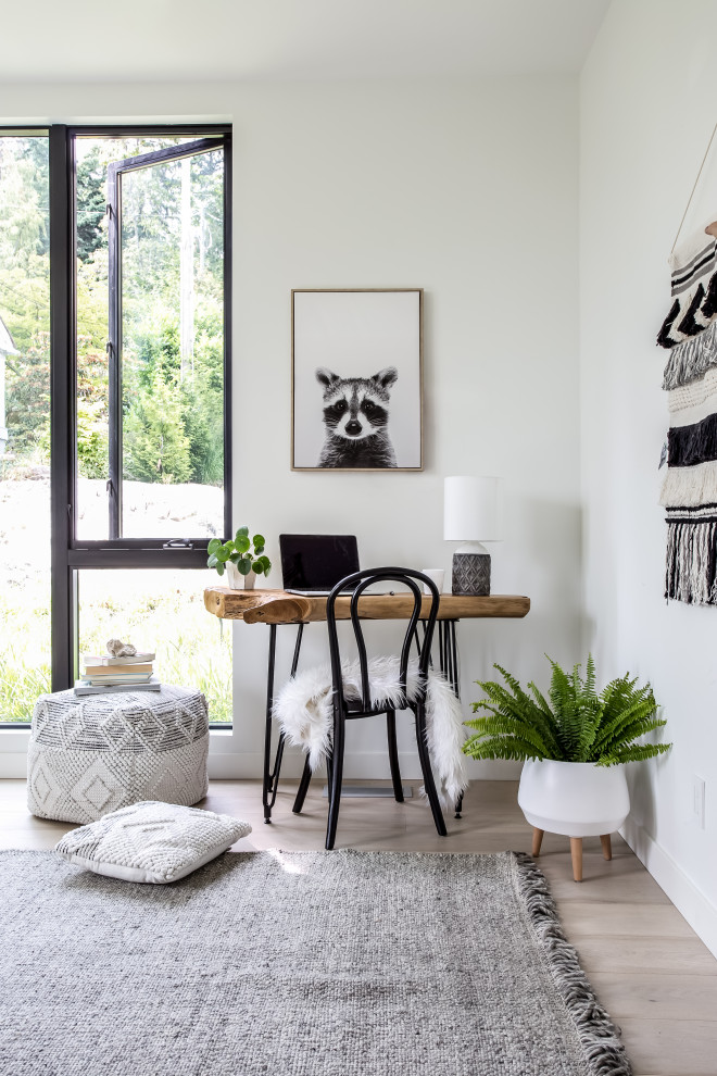 Ejemplo de despacho escandinavo pequeño con paredes blancas, suelo de madera clara y escritorio independiente