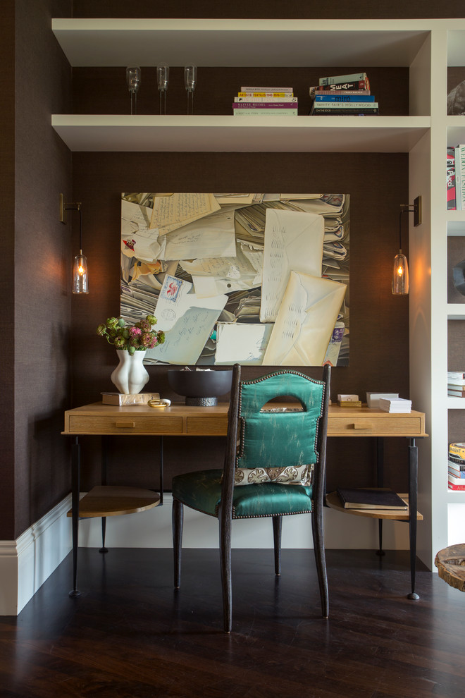 サンフランシスコにあるトランジショナルスタイルのおしゃれなホームオフィス・書斎 (茶色い壁、濃色無垢フローリング、自立型机) の写真