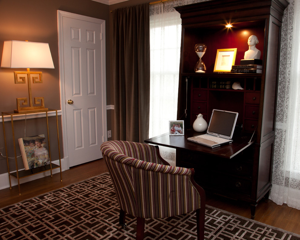 Cette image montre un bureau design de taille moyenne avec un mur marron, parquet foncé, un bureau intégré et un sol marron.
