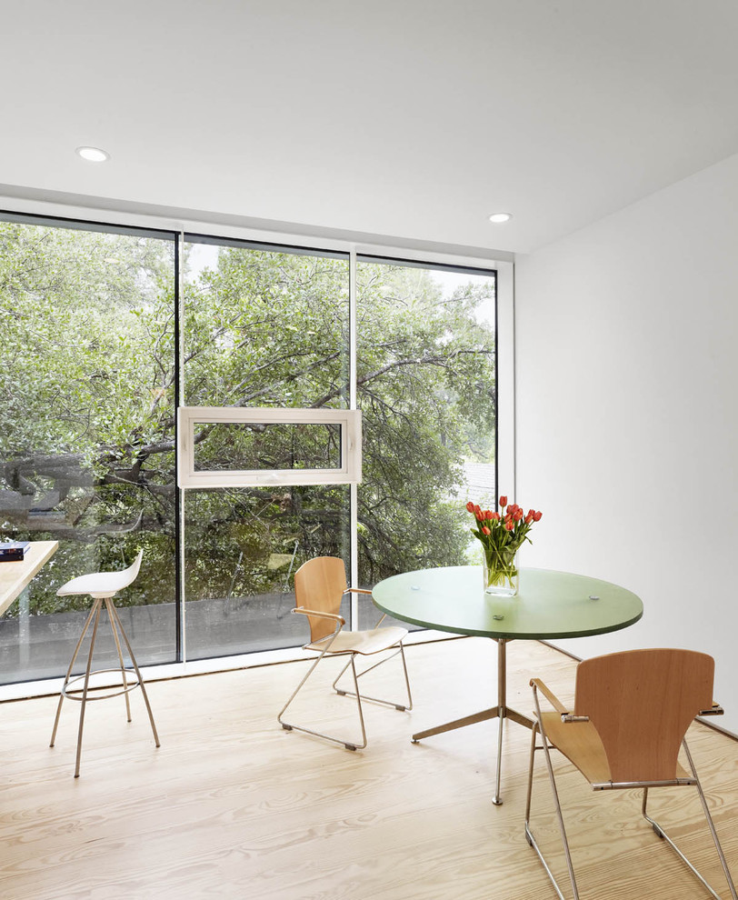 Modelo de despacho minimalista con paredes blancas y suelo beige