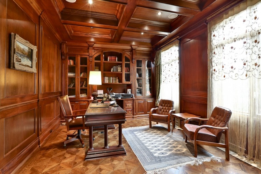 Foto di un grande ufficio classico con pareti marroni, pavimento in legno massello medio, nessun camino, scrivania autoportante e pavimento marrone