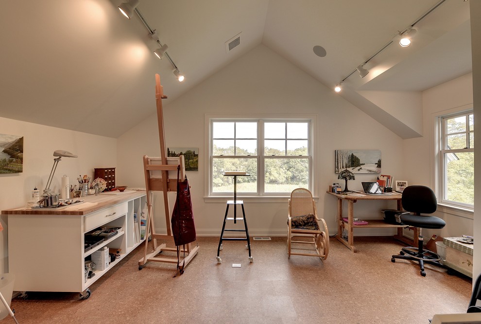 Cette image montre un bureau traditionnel de type studio avec un mur blanc et un bureau indépendant.