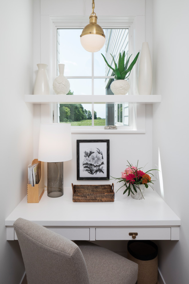 ミネアポリスにあるカントリー風のおしゃれなホームオフィス・書斎 (白い壁、造り付け机) の写真