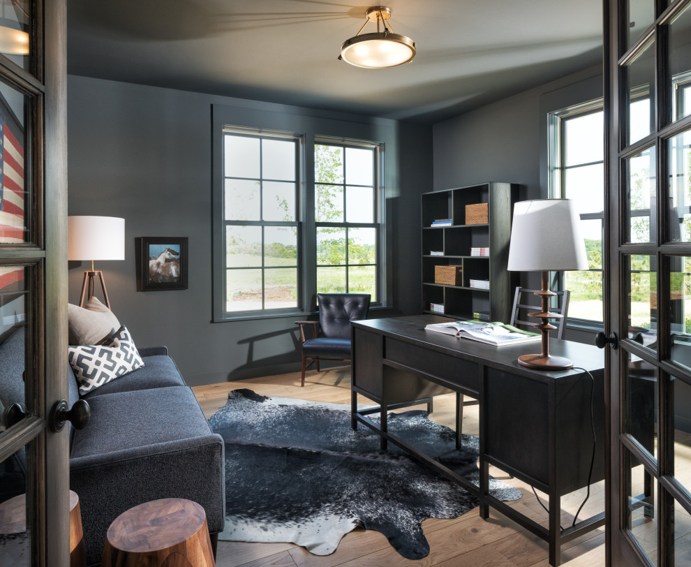 ミネアポリスにあるカントリー風のおしゃれなホームオフィス・書斎 (グレーの壁、無垢フローリング、自立型机、茶色い床) の写真