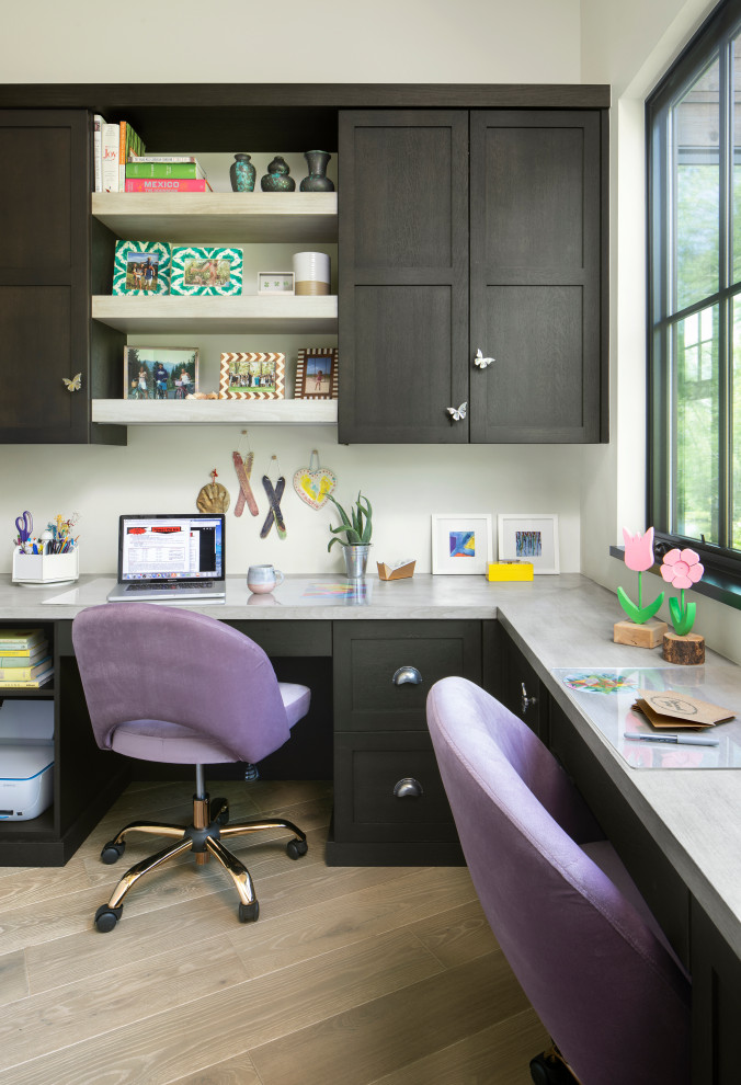 デンバーにあるカントリー風のおしゃれなホームオフィス・書斎 (白い壁、淡色無垢フローリング、造り付け机、ベージュの床) の写真