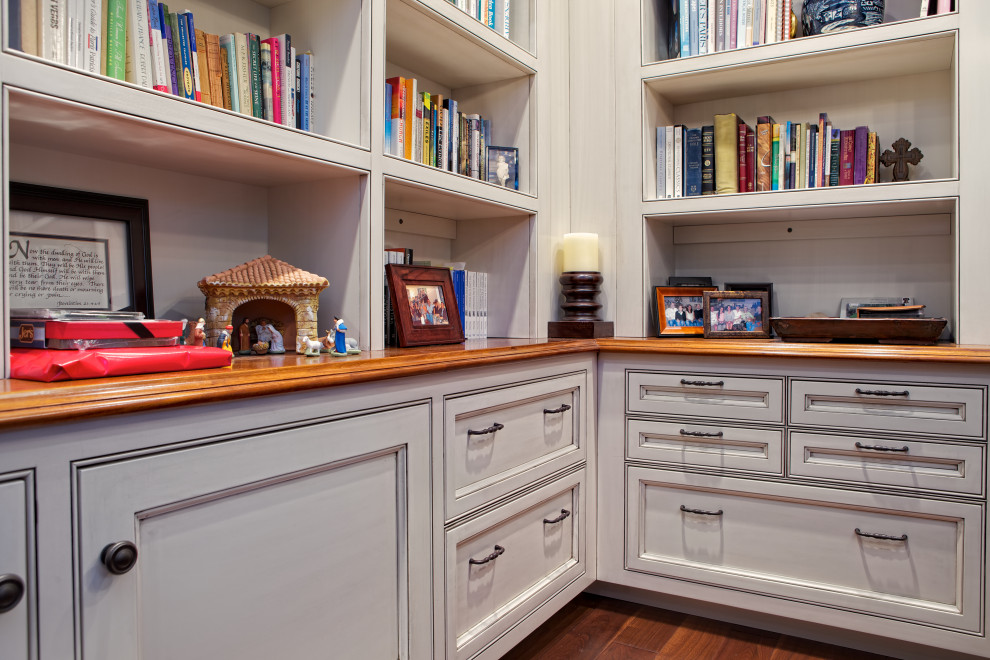 Design ideas for a classic home office in San Diego.