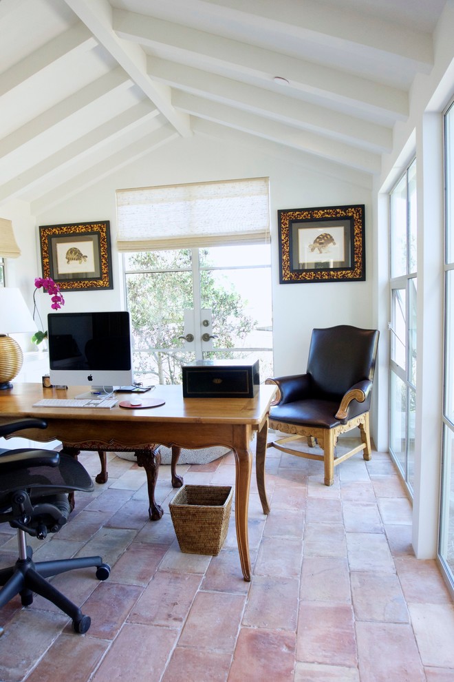サンディエゴにある小さなカントリー風のおしゃれな書斎 (ベージュの壁、テラコッタタイルの床、自立型机) の写真