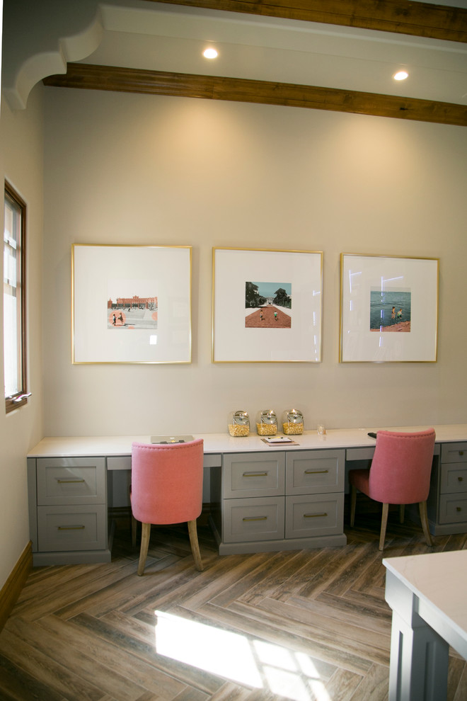 Imagen de despacho actual de tamaño medio sin chimenea con paredes blancas, suelo de madera en tonos medios y escritorio empotrado