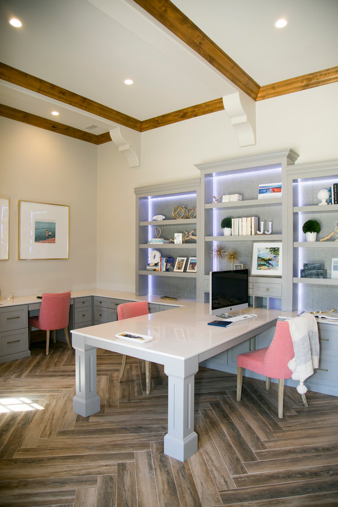 Idee per un ufficio contemporaneo di medie dimensioni con pareti bianche, pavimento in legno massello medio, nessun camino e scrivania incassata