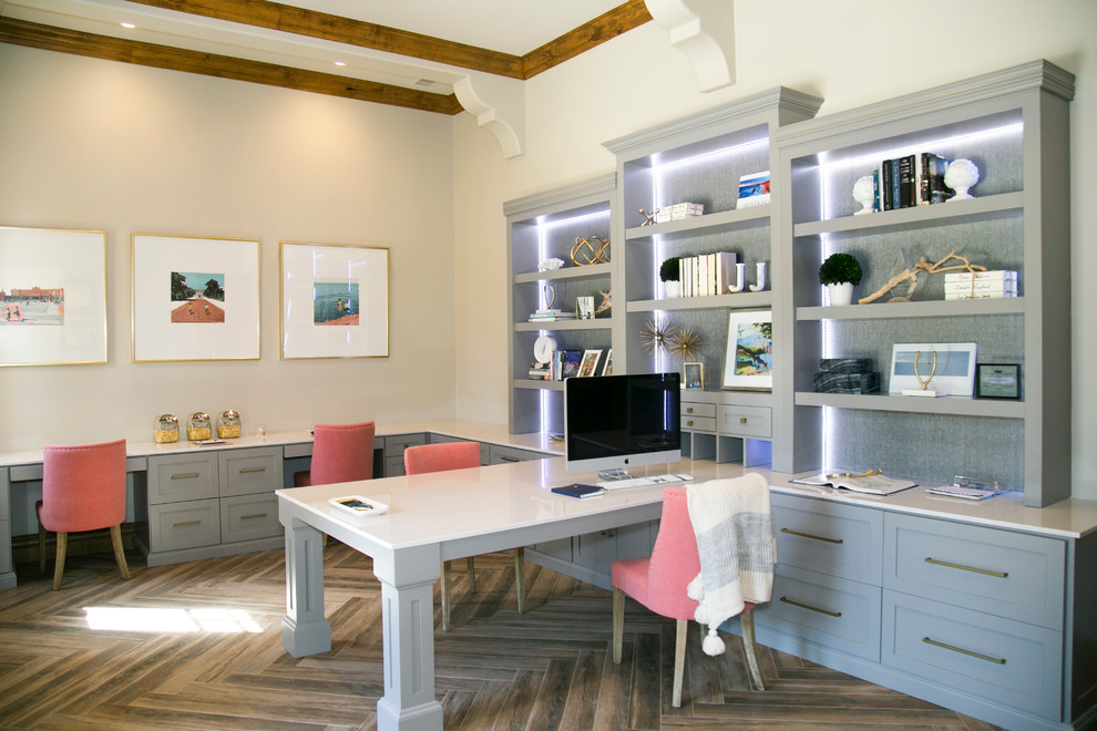 Immagine di un ufficio design di medie dimensioni con pareti bianche, pavimento in legno massello medio, nessun camino e scrivania incassata