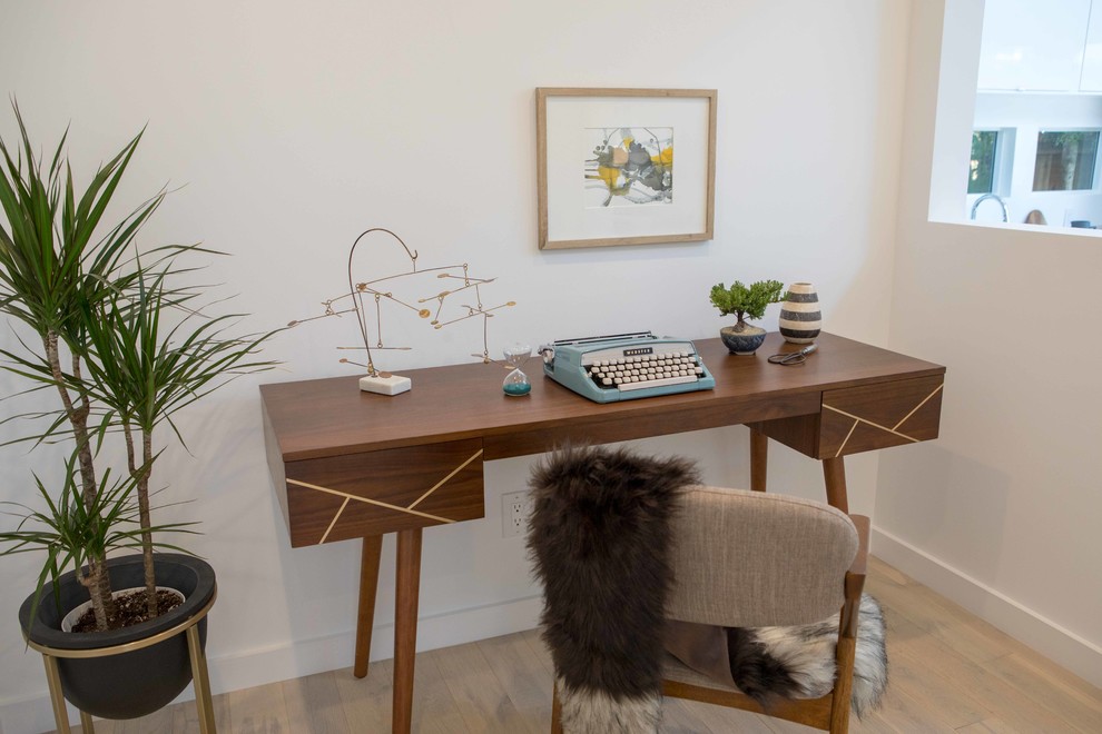 Cette photo montre un petit bureau moderne avec parquet clair, un bureau indépendant et un sol marron.