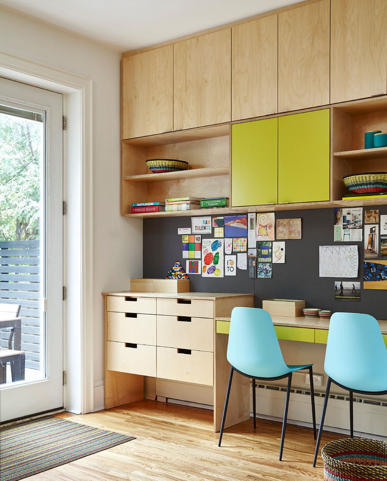 Inspiration pour un bureau nordique de taille moyenne avec un mur blanc, parquet clair, aucune cheminée, un bureau intégré et un sol beige.