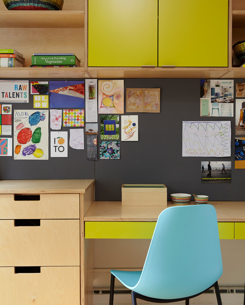 Cette image montre un bureau nordique de taille moyenne avec un bureau intégré, un mur blanc, parquet clair, aucune cheminée et un sol beige.