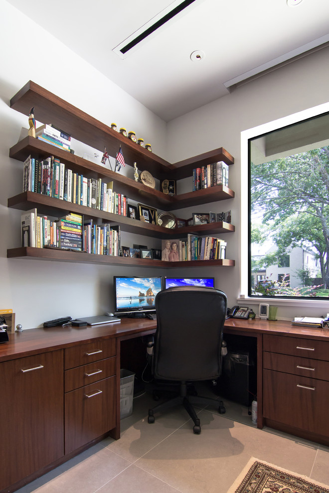 Idéer för ett mellanstort arbetsrum, med ett bibliotek, vita väggar, klinkergolv i porslin, ett inbyggt skrivbord och beiget golv